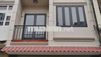 BÁN NHÀ 2 LẦU SÂN THƯỢNG NGAY VƯỜN LÀI, HẺM XE HƠI, CHỈ 4.55 TỶ