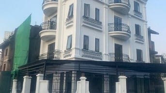 Cho thuê nhà 4 tầng ngõ 521 Cổ Nhuế, DT sàn 400m2 + 80m2 sân vuờn