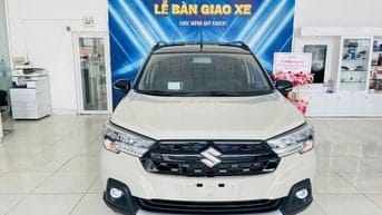 Suzuki XL7 7 chỗ, màu trắng ngà nóc đen