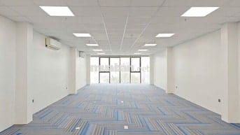 Cho thuê văn phòng Định Công 280m2 47tr 2 thoáng full kính oto đỗ cửa
