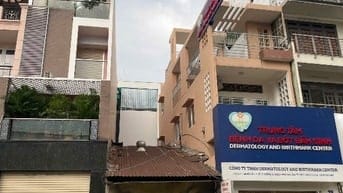 BÁN GẤP NHÀ MẶT TIỀN CẤP 4, KHU VƯCJ THUÊ ĐỒ CƯỚI HỒ VĂN HUÊ