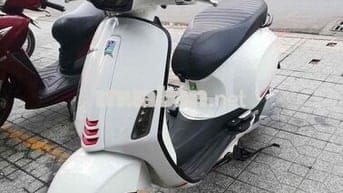 Vespa Sprint 150cc - màu trắng