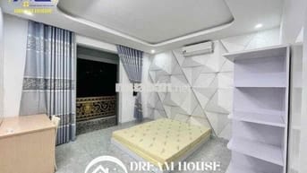 ban công mới xây nằm trong khu biệt thự cực an ninh kế ở Tên Lửa