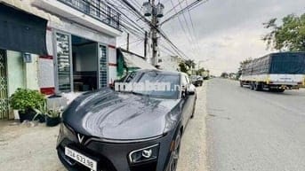 nhà ngộp mặt tiền thông thoáng , cần bán gấp