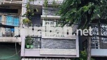 Nhà ngay trung tâm,máy lạnh,tolie riêng