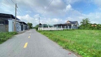 Miếng đất mặt tiền đường lớn, kinh doanh được, bấm bụng bán giá thấp