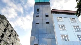 BÁN GẤP NHÀ MẶT PHỐ ĐÊ LA THÀNH, 42M2×7T, MT 3.5M, 21.5 TỶ - 098710487