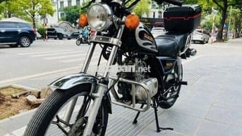 Xe máy Suzuki GN125 màu đen, dùng xăng