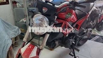 Môtô đỏ đen, máy rất êm, mạnh mẽ. Bao chạy xa.