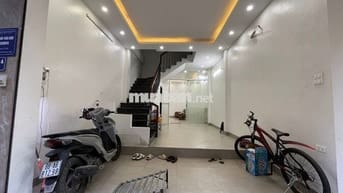 Ô tô đỗ cửa ngày đêm. Mặt tiền rộng - thoáng. Dân xây chắc chắn