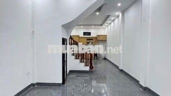 Cần tiền bán gấp. Nhà 41m đầu phố La Phù. Ô tô đỗ sát cổng.