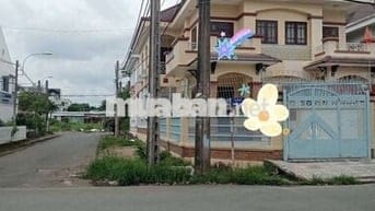 Nhà 3 tầng gốc 2 mặt tiền đường 19 kdc bình hưng DT 6 x 24m 2 lầu