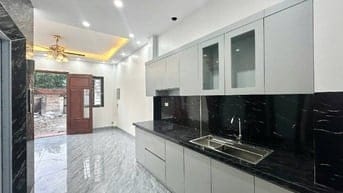Bác sĩ Lan bán nhà 5 tầng, thang máy, gần chợ, hồ điều hoà, giá 7.6 tỷ