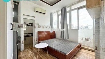 CĂN HỘ BAN CÔNG FULL NỘI THẤT NGAY CÔNG VIÊN LÀNG HOA