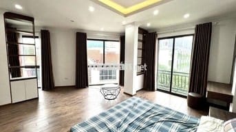 Cho thuê căn hộ Nguyễn Khánh Toàn 2 ngủ 1 khách lô góc ô tô đỗ cửa