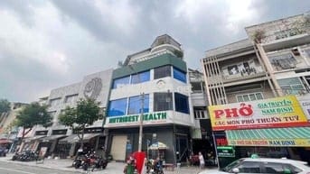 Tòa Nhà Văn Phòng kết hợp ở Mặt Tiền Q1