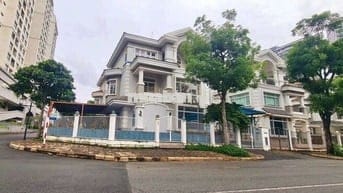 CHO THUÊ BIỆT THỰ GÓC ĐƯỜNG LỚN, QUA LẠI TẤP NẬP PHÚ MỸ HƯNG QUẬN 7