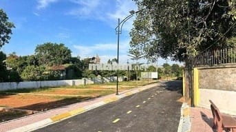 Đất mặt đường trục chính ngã 4 Lục Quân