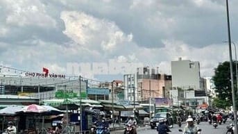 NHÀ 2 TẦNG. 60M2 NGANG 5M NỞ HẬU. HXH SÁT MT. GẦN CHỢ PHẠM VĂN HAI