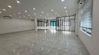 Cho thuê mặt bằng 200m2  toà nhà nằm ngay trung tâm Ngã 6 Bình Dương