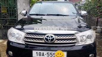 Ô tô Toyota Fortuner 2011 màu đen, chạy dầu