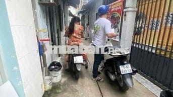 bán nhà 1 trệt 1 lầu đúc . cách chùa viên mình 50m . nhà và hẻm như hi