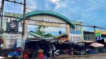 Bán đất 5.5x30 2 mặt tiền nhựa chợ, full thổ cư