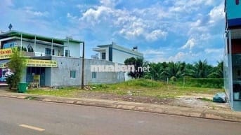 Mặt tiền nhựa ngay chợ 5.5x30 full thổ cư