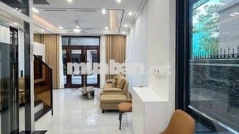 Bán nhà sân vườn ngay trường Vinschool hoàn thiện 5 tầng có thang máy