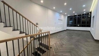 Nhà mặt tiền 80m2, với 30m2 vỉa hè riêng. Chính chủ