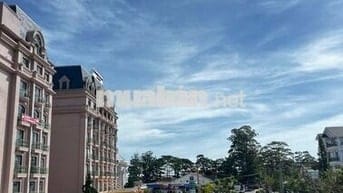 Lô thương mại nằm ngay trong Tổ hợp TTTMvà khách sạn 5 sao