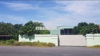 Xưởng sản xuất lớn trục đường chính
