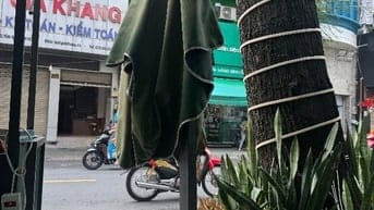 Dù chân bê tông chắc chắn, mái rộng che mưa nắng