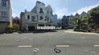 Nhà phố 3 tầng, 4 phòng ngủ, đối diện công viên