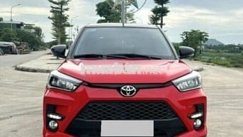 Cần bán Toyota Raize 2022, số tự động màu đỏ.