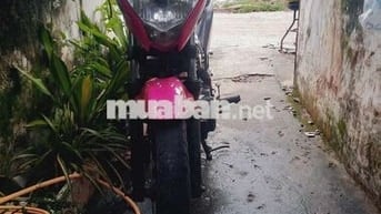 Xe máy Suzuki màu hồng cho cả nam và nữ