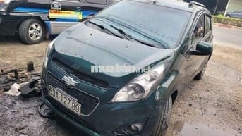 Ô tô Chevrolet 2014 số sàn màu xanh lá cây