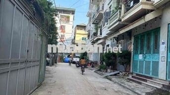 cho thuê nhà Nghi Tàm, ngõ oto kinh doanh, 2 ngủ, sân để xe, giá 8tr