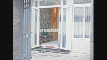 Nhà mặt đất, đầy đủ nội thất phù hợp cho gia đình nhỏ.