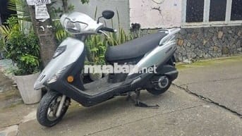 Xe máy Suzuki AU 125 màu bạc, động cơ zin