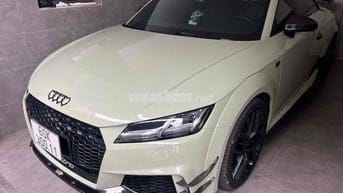 Audi TT 2017  - 25000miles . màu trắng dán kem