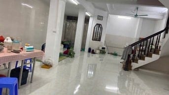 Cho thuê nhà ngõ to ô tô đỗ cửa gần đường to Nguyễn Chí Thanh, 128 m2