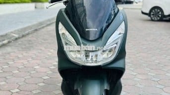 Xe máy Honda PCX màu xanh rêu, dùng xăng