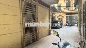 BÁN ĐẤT TẶNG NHÀ CẤP 4, NGÕ Ô TÔ DỪNG ĐỖ VÀO NHÀ, MẤY BƯỚC RA NGỌC HỒI