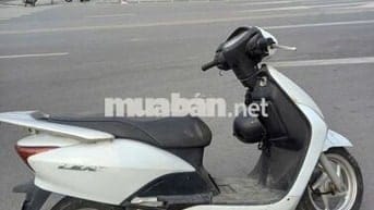 Xe máy Honda Lead màu trắng, số tự động