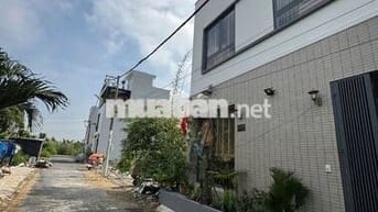 Nhà phố trệt lầu sân thượng. Có 3Pn. Ngay ub xã Phước Kiển (Cũ). SHR