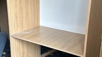 Thanh lý 20 bàn máy tính có vách ngăn trong văn phòng