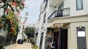 NGỘP CẦN BÁN GẤP NHÀ 1 TRỆT 1 LỬNG 2 LẦU NGAY LÀNG ĐẠI HỌC, GA METRO