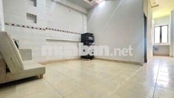 cho thuê 1 phòng 2pn bên trong mặt tiền NguyễnThị Thập có nội thất sẵn