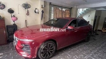 Ô tô VinFast Lux A Premium (bản cao cấp) màu đỏ.